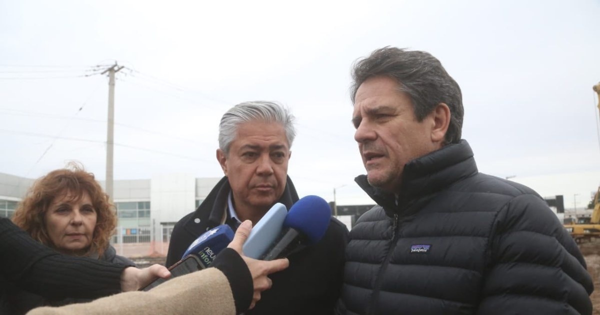 Máquinas y operarios trabajan en una zanja para la red cloacal en un barrio de Neuquén capital