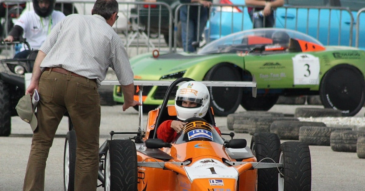 Estudiantes de la EPET 4 de Junín de los Andes junto al karting eléctrico en el taller de la escuela