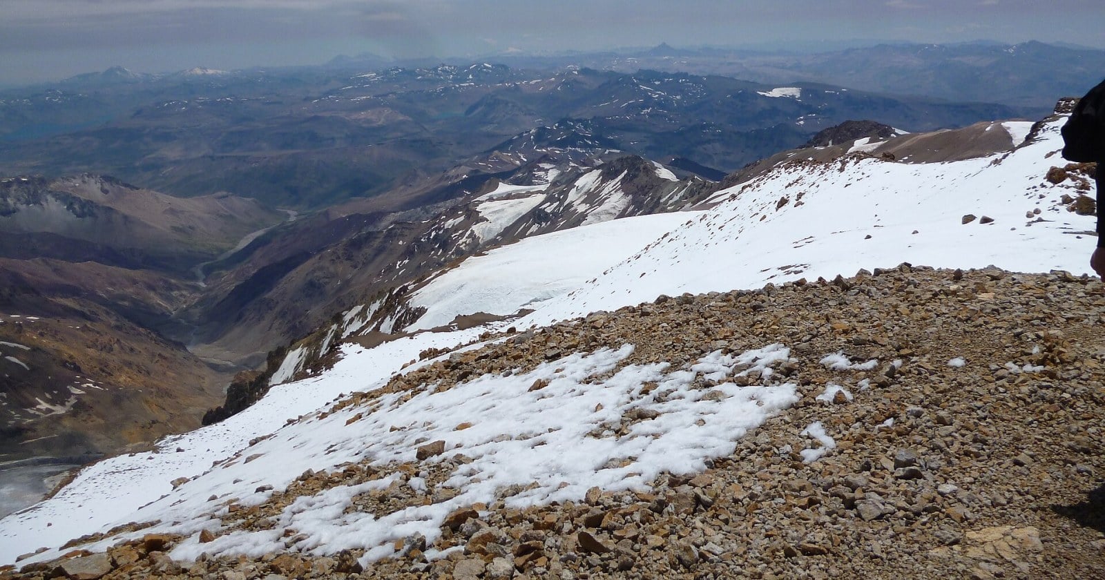 Laderas nevadas del volcán Domuyo, donde crece la planta endémica Leucheria meloorum a más de 2.500 metros