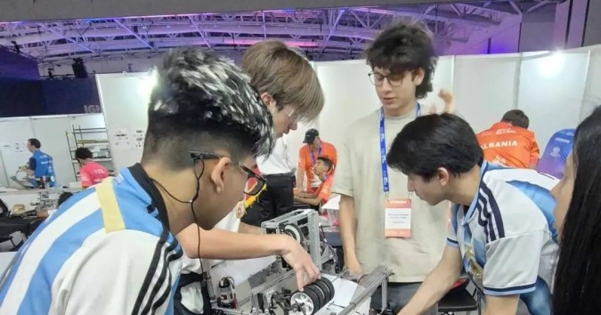 Robot del equipo neuquino Herederos de Turing en la cancha de competencia del FIRST Global Challenge