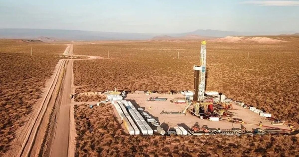 Turbinas y torres de una central térmica a gas en la cuenca neuquina, base de los 800 MW ofrecidos por Pampa