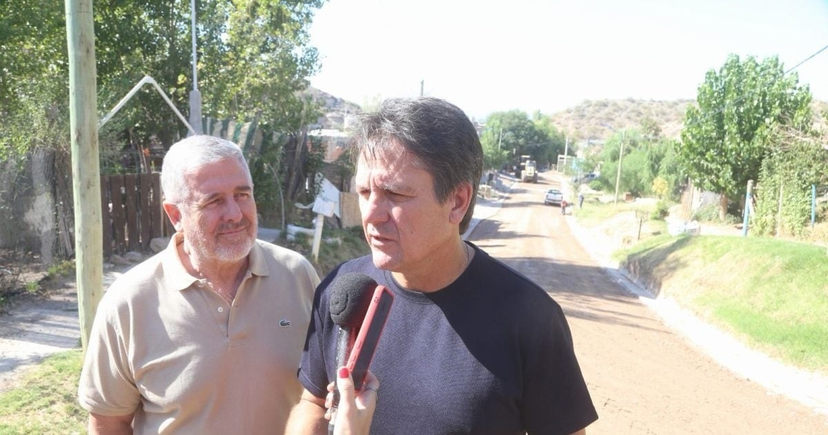 Máquinas y enrocado en la obra del tramo Bocahue del Paseo Costero sobre el río Neuquén