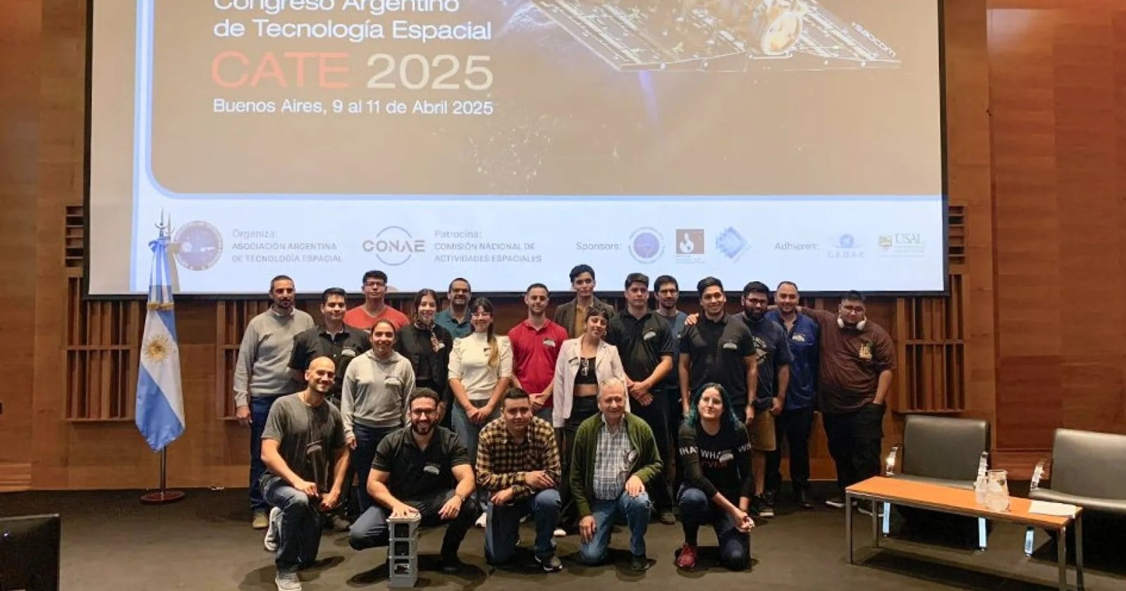 Prototipo del cubesat Pehuensat III sobre una mesa de laboratorio en la Facultad de Ingeniería de la UNCo