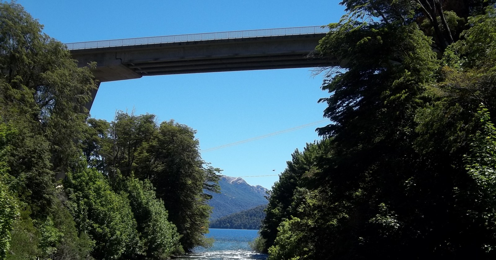 Río Correntoso y el puente de la Ruta Nacional 231 cerca de Villa La Angostura