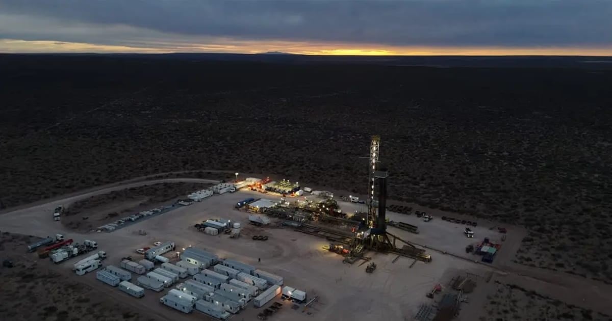 Locación con equipos de fractura y tanques en un yacimiento no convencional de Río Negro