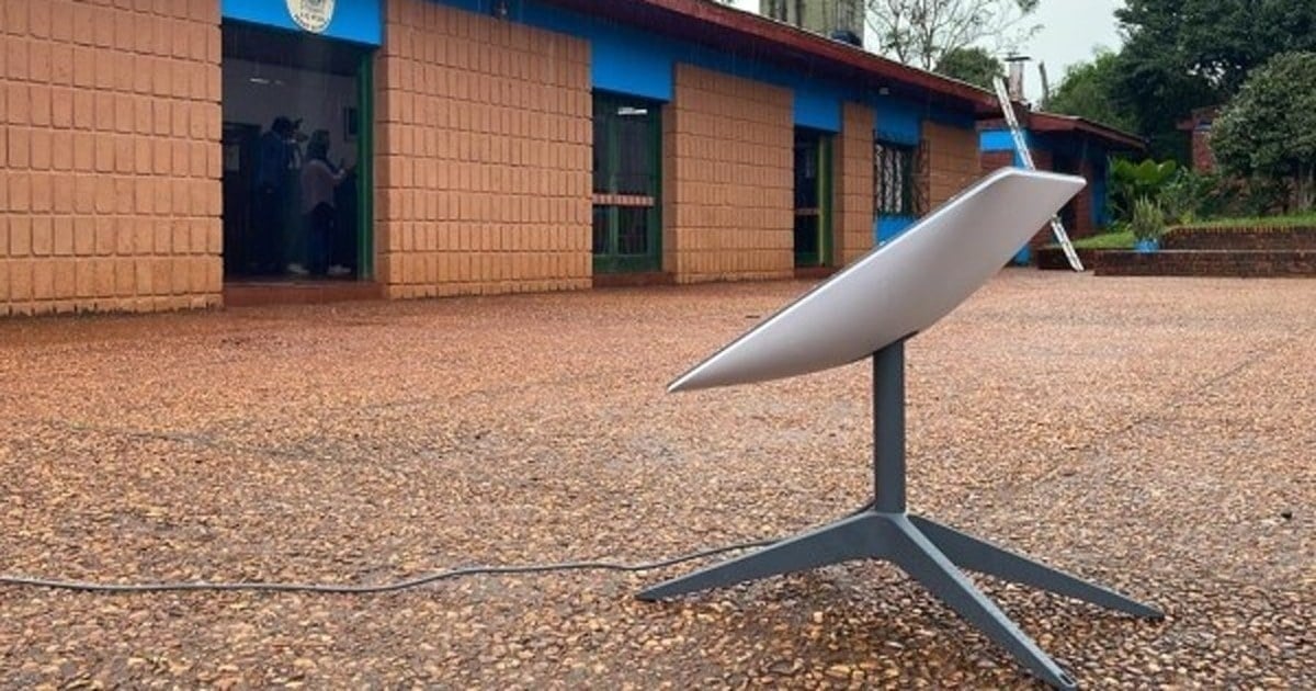 Docentes neuquinos prueban pizarras digitales y placas de robótica educativa en un taller del Plan Pehuén