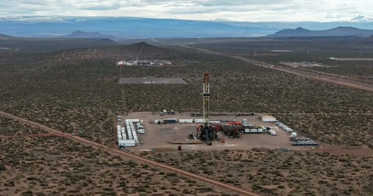 Equipo de perforación en un yacimiento no convencional del norte neuquino, cerca de Rincón de los Sauces