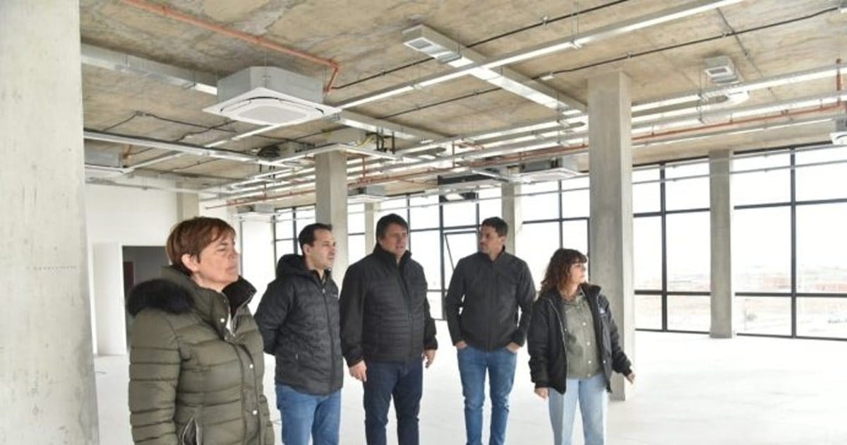 Columnas y tabiques en encofrado en la planta baja de la obra del polo tecnológico de Neuquén, en la meseta