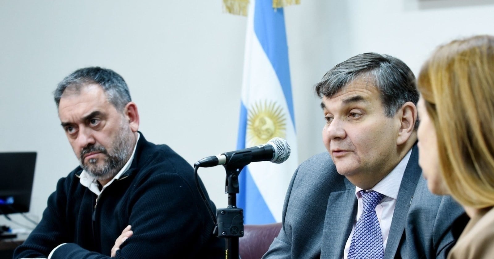 Maquinaria vial trabajando en una ruta de Neuquén, parte del plan de obras financiado con el FEDeN