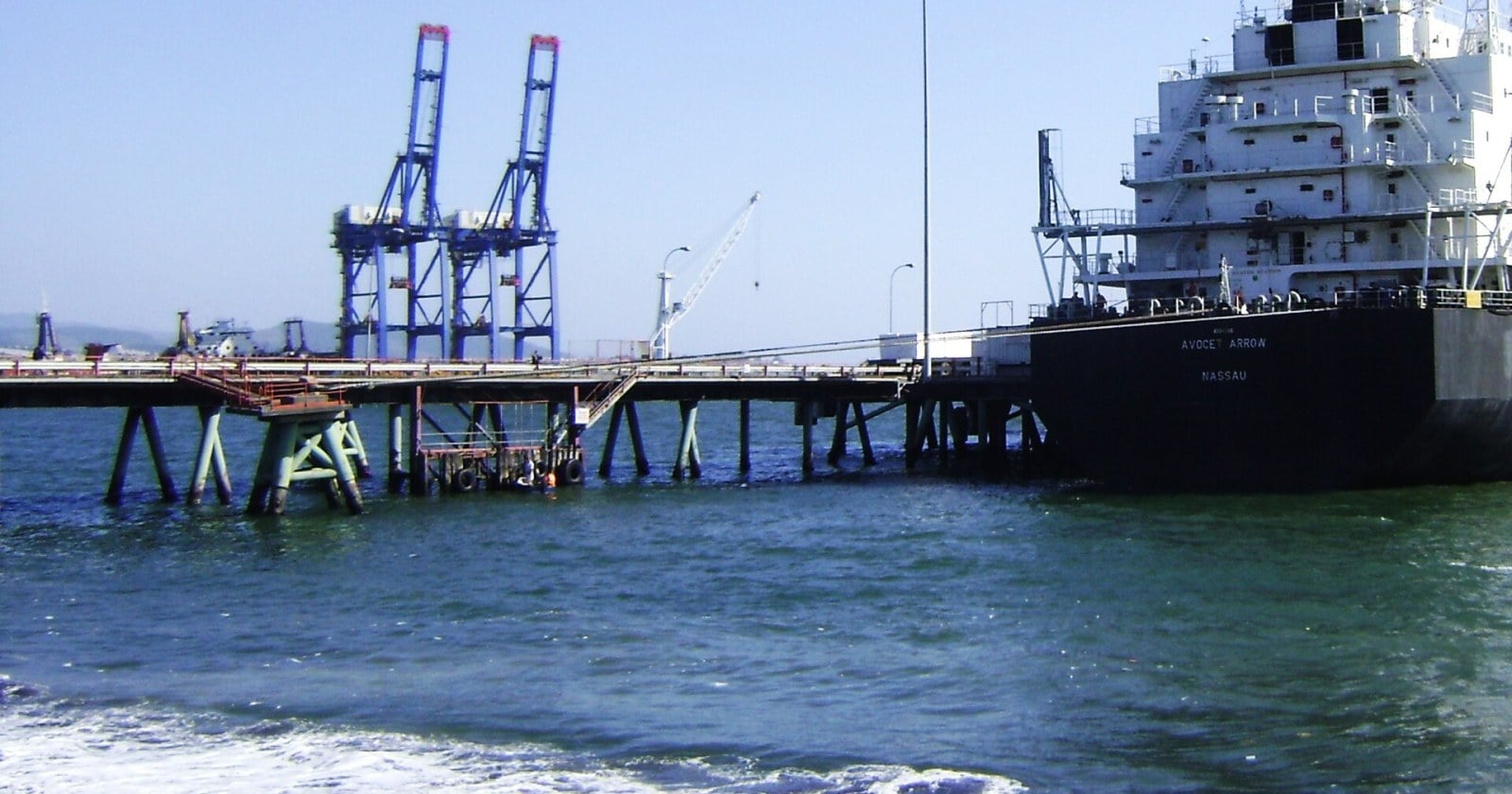 Muelles y grúas de contenedores de Puerto Coronel, la terminal chilena del Biobío que apunta a la carga de Vaca Muerta