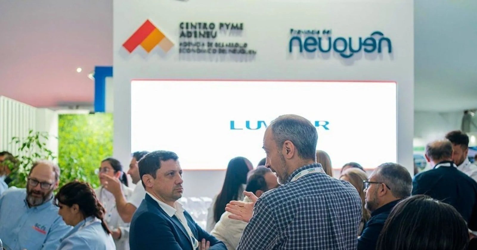 Visitantes conversan frente al stand del Centro Pyme ADENEU y la Provincia del Neuquén en AOG Patagonia 2026
