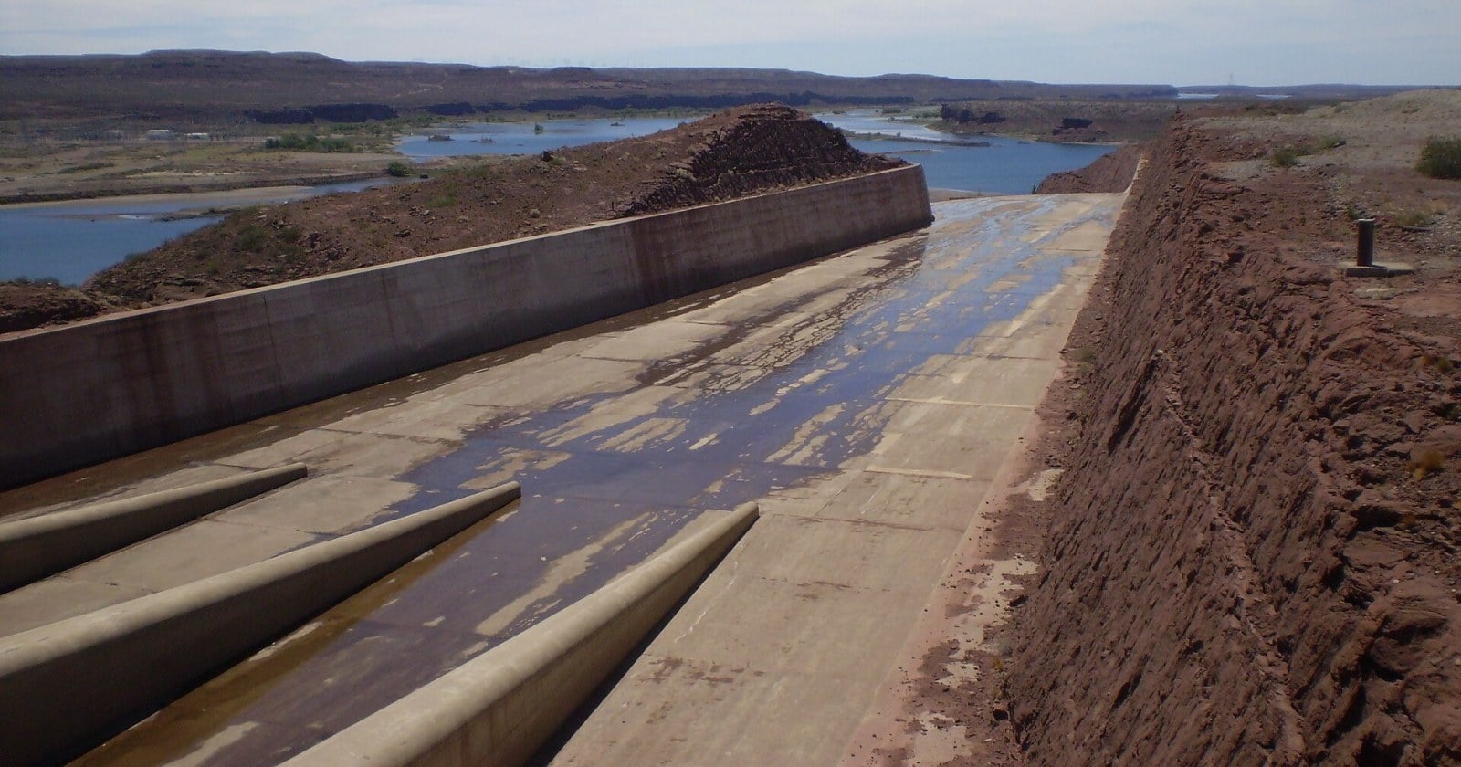 Vehículos detenidos ante el agua que cubre la Ruta Provincial 5 en Puente Carranza, camino a Rincón de los Sauces