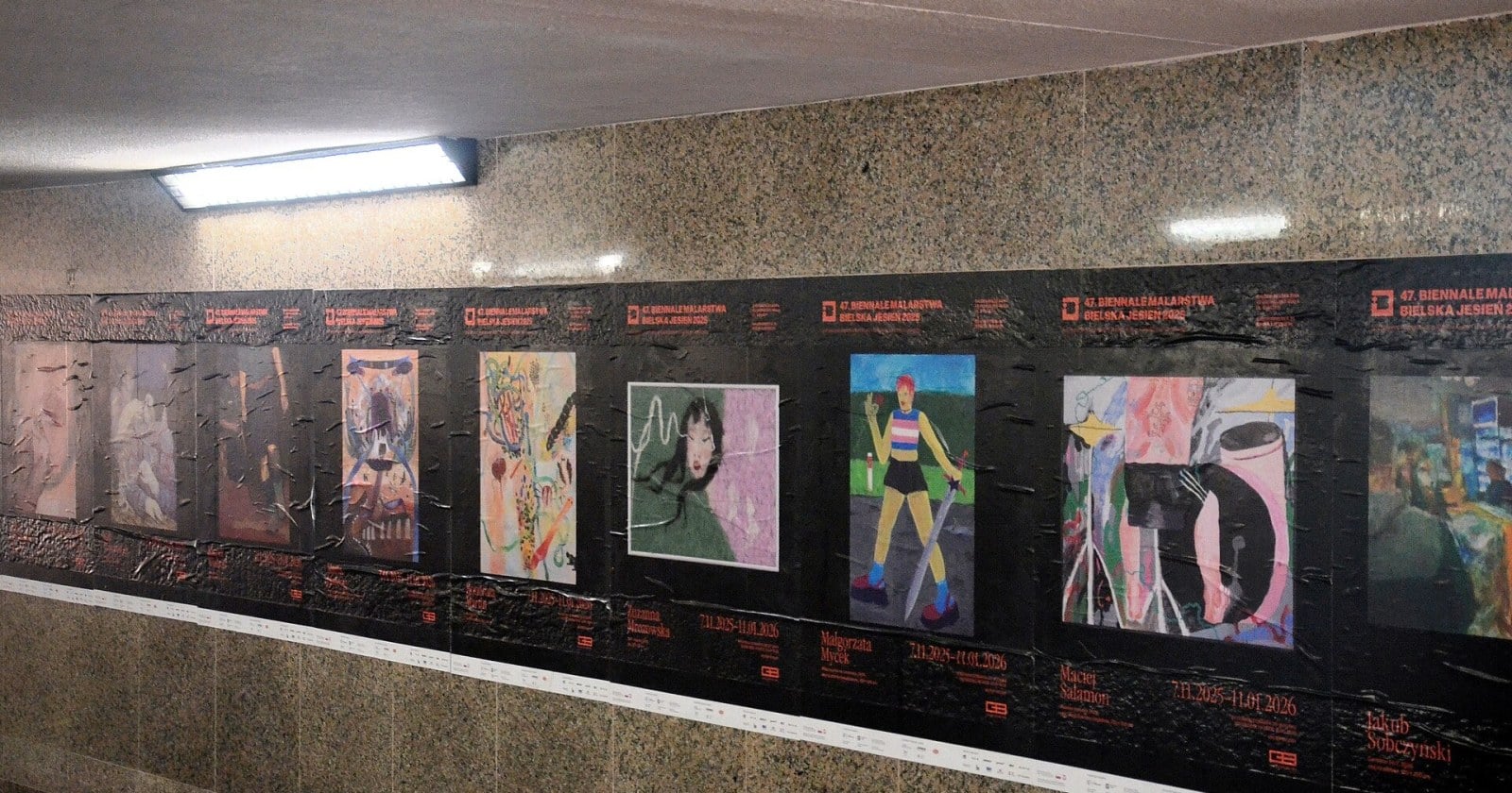 Visitantes recorren una muestra de artes visuales en la Sala Emilio Saraco de Neuquén