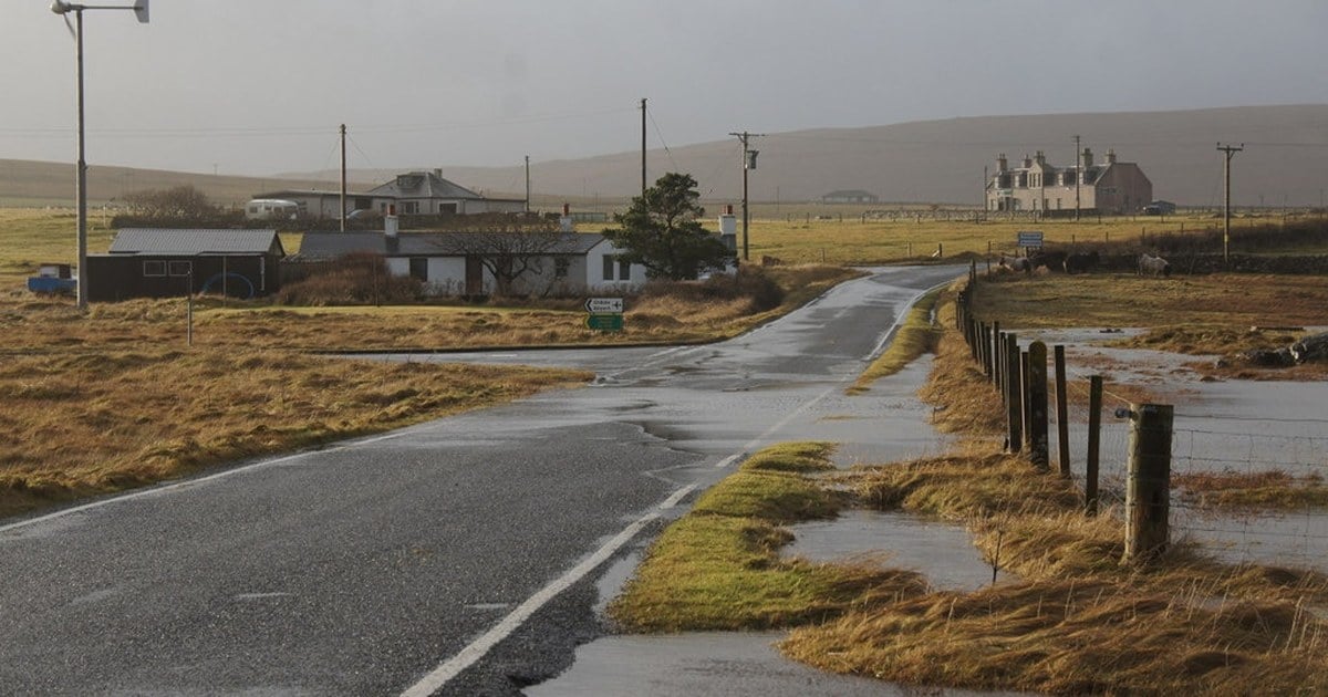Agua y barro del arroyo Carranza cortan el paso en la Ruta Provincial 5, en Vaca Muerta