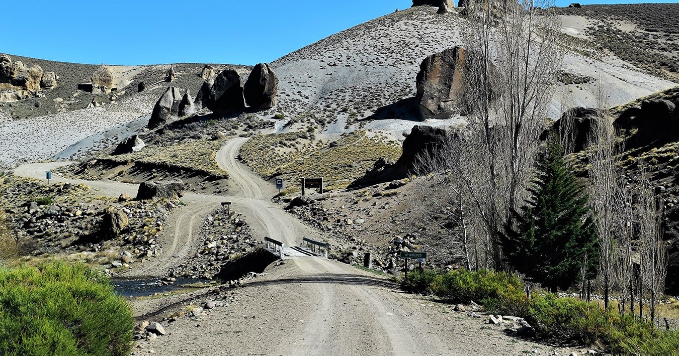 Agua termal brotando entre rocas con vapor, al pie del cerro Domuyo en el Alto Neuquén