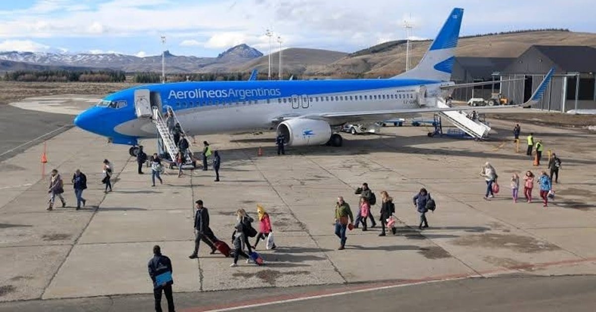 Pasajeros embarcan en un vuelo interno de American Jet en el aeropuerto de Neuquén