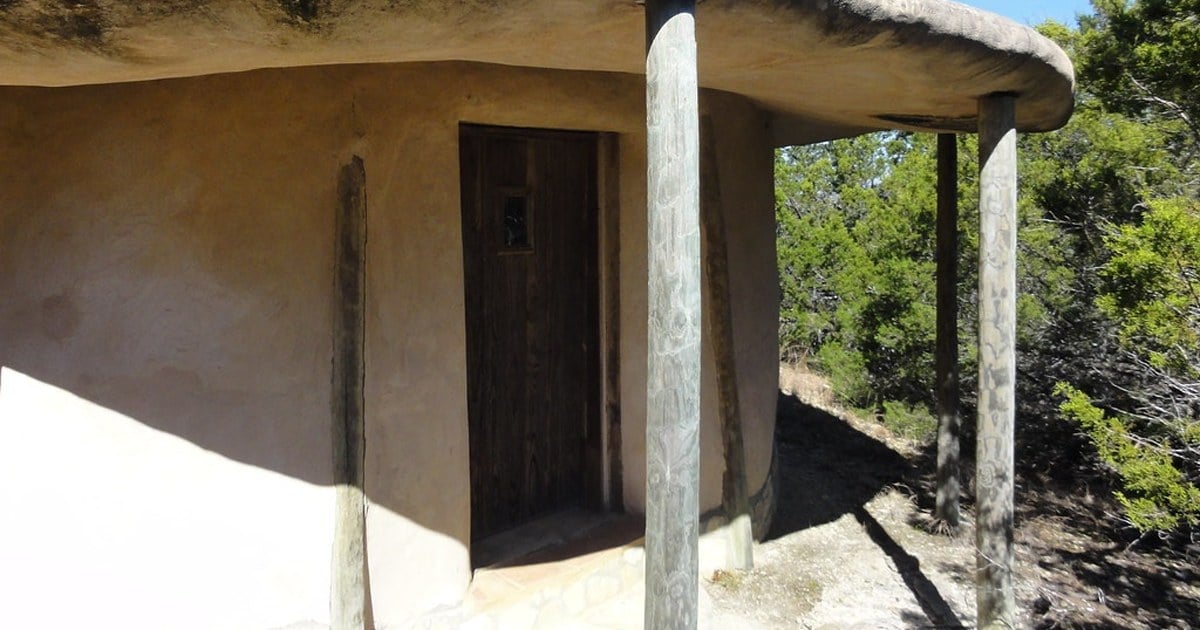Trabajos de jardinería y bioconstrucción en una vivienda autosustentable en la cordillera neuquina