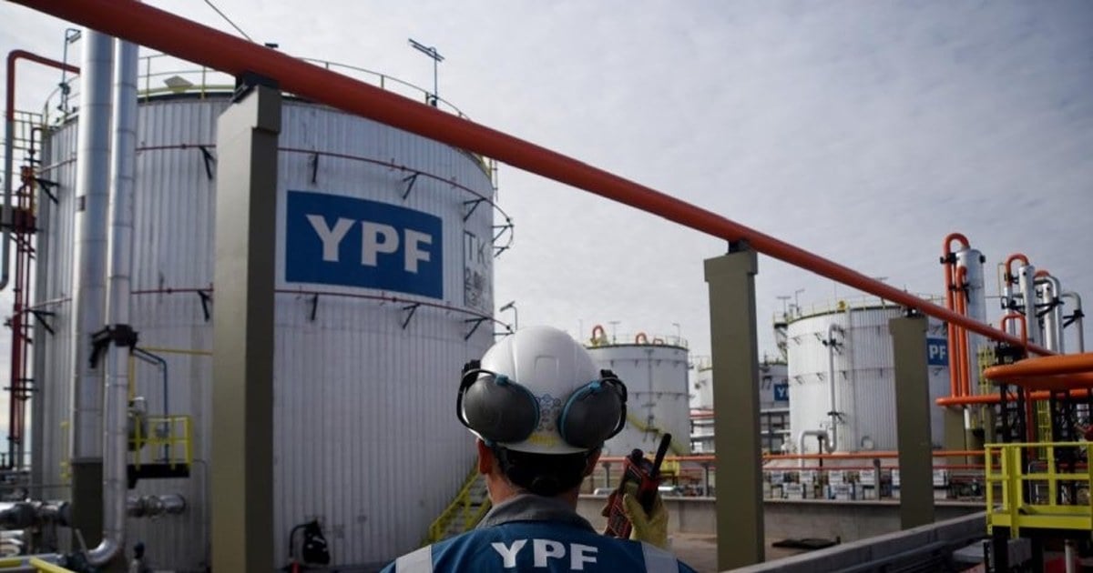 Instalaciones de la planta compresora de gas de YPF en La Angostura Sur, en el sur de Vaca Muerta
